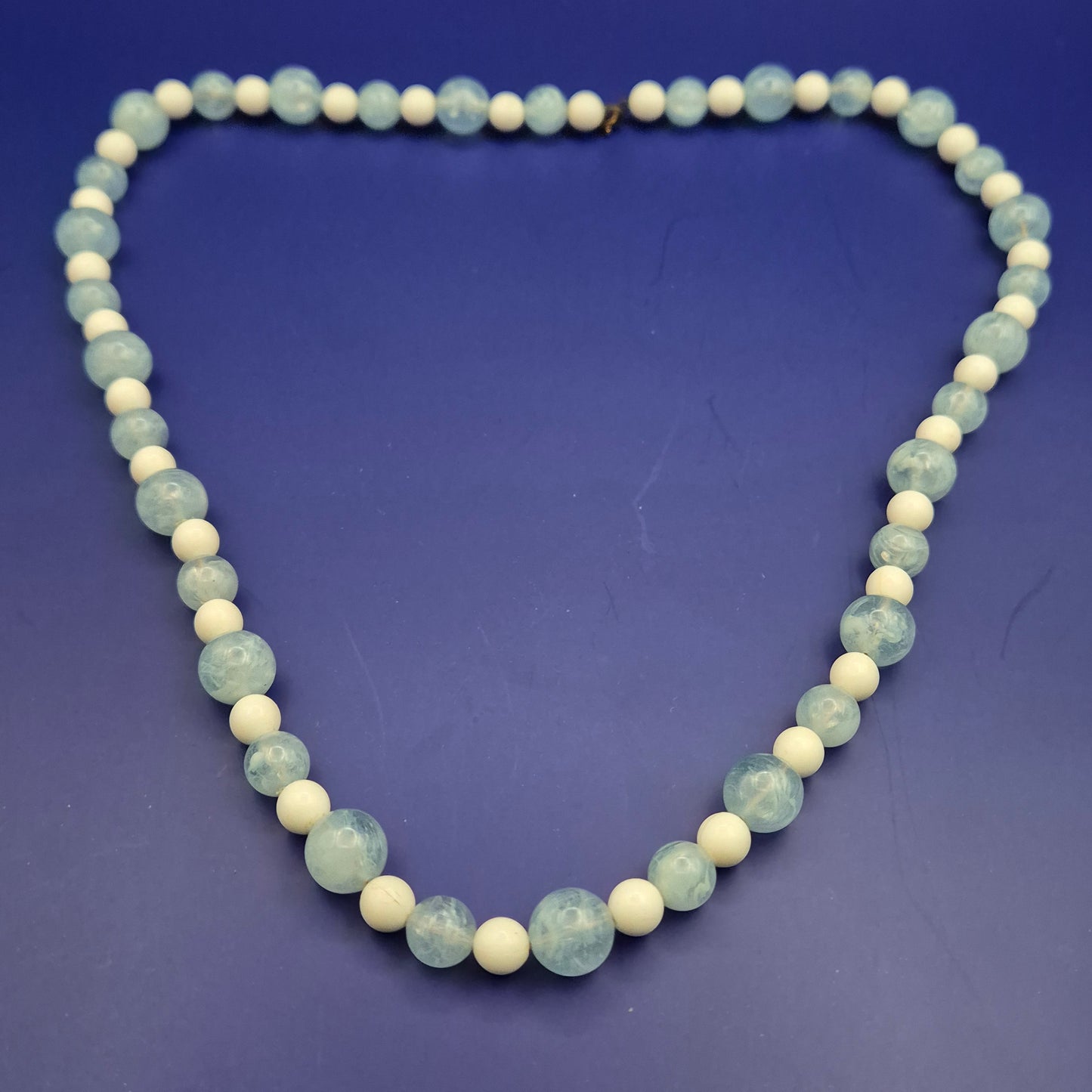 Zarte Kette aus weißen und blauen Aquamarin-Perlen