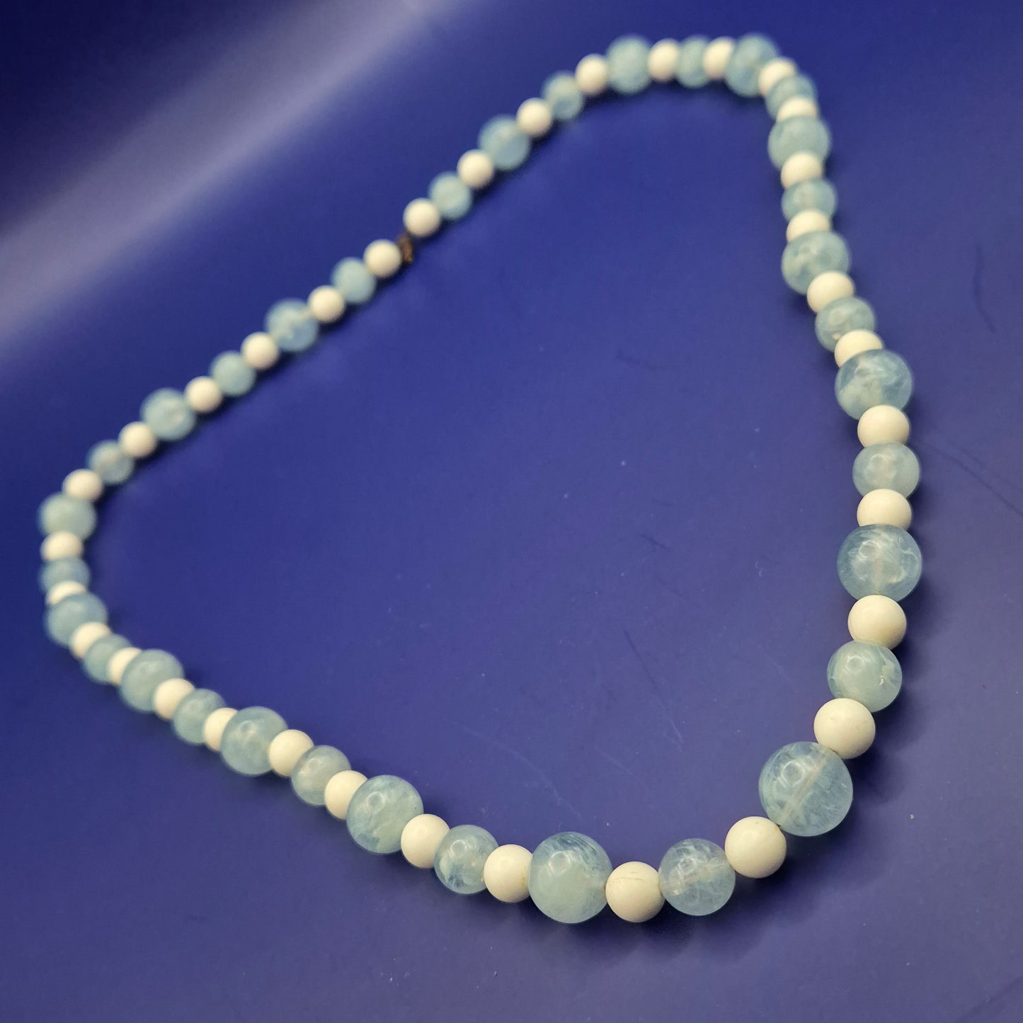 Zarte Kette aus weißen und blauen Aquamarin-Perlen