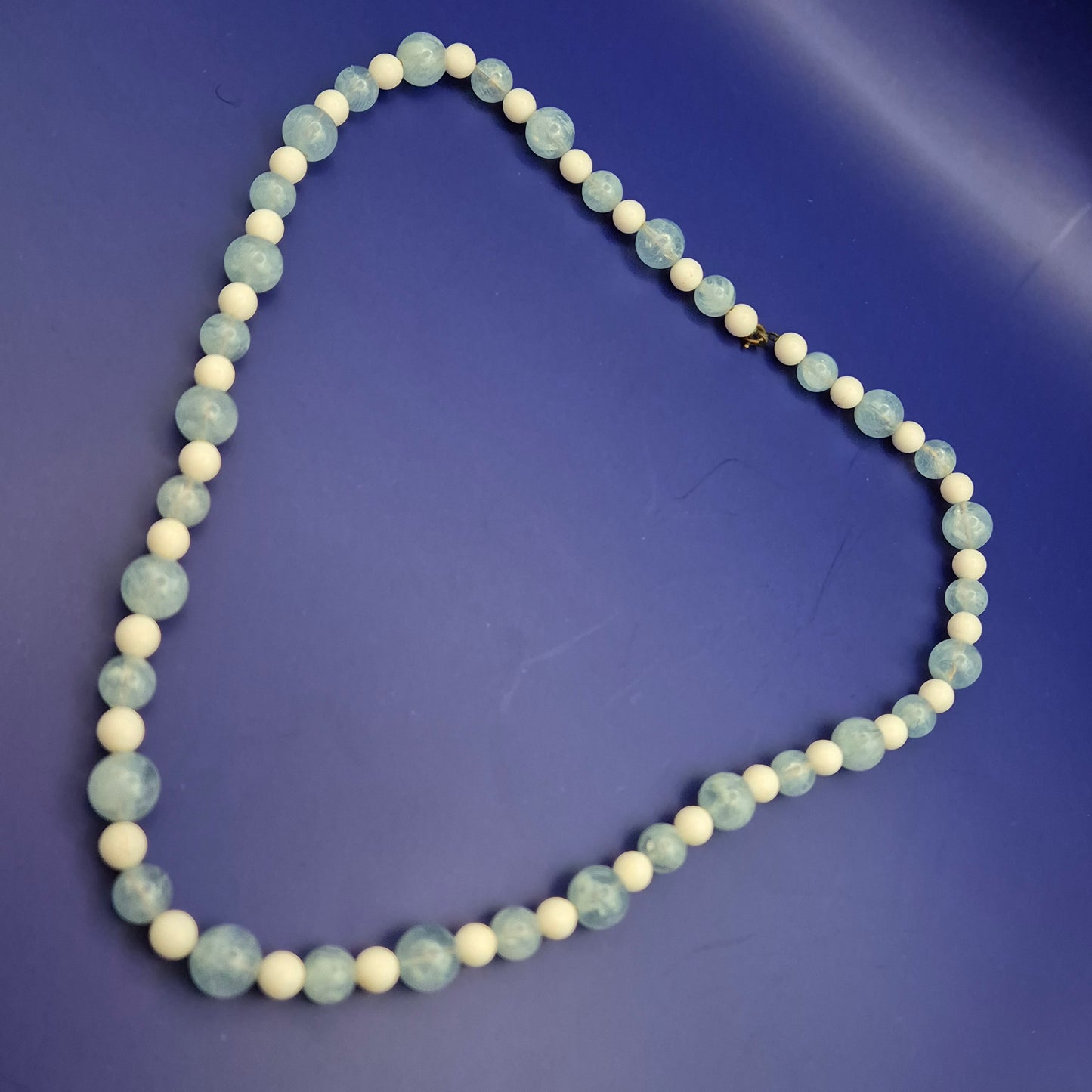 Zarte Kette aus weißen und blauen Aquamarin-Perlen