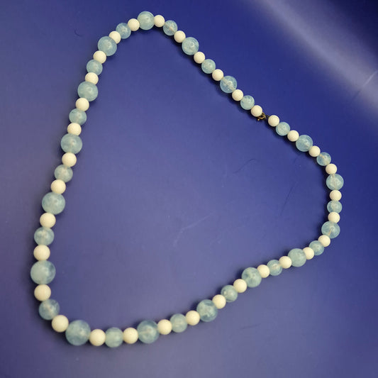 Zarte Kette aus weißen und blauen Aquamarin-Perlen