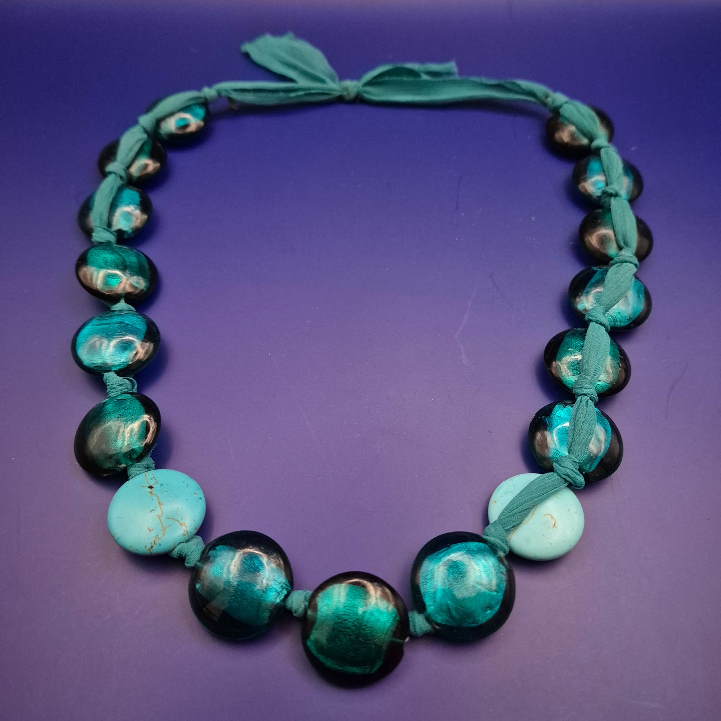 Statement-Kette – Türkise Acrylperlen mit Textilband