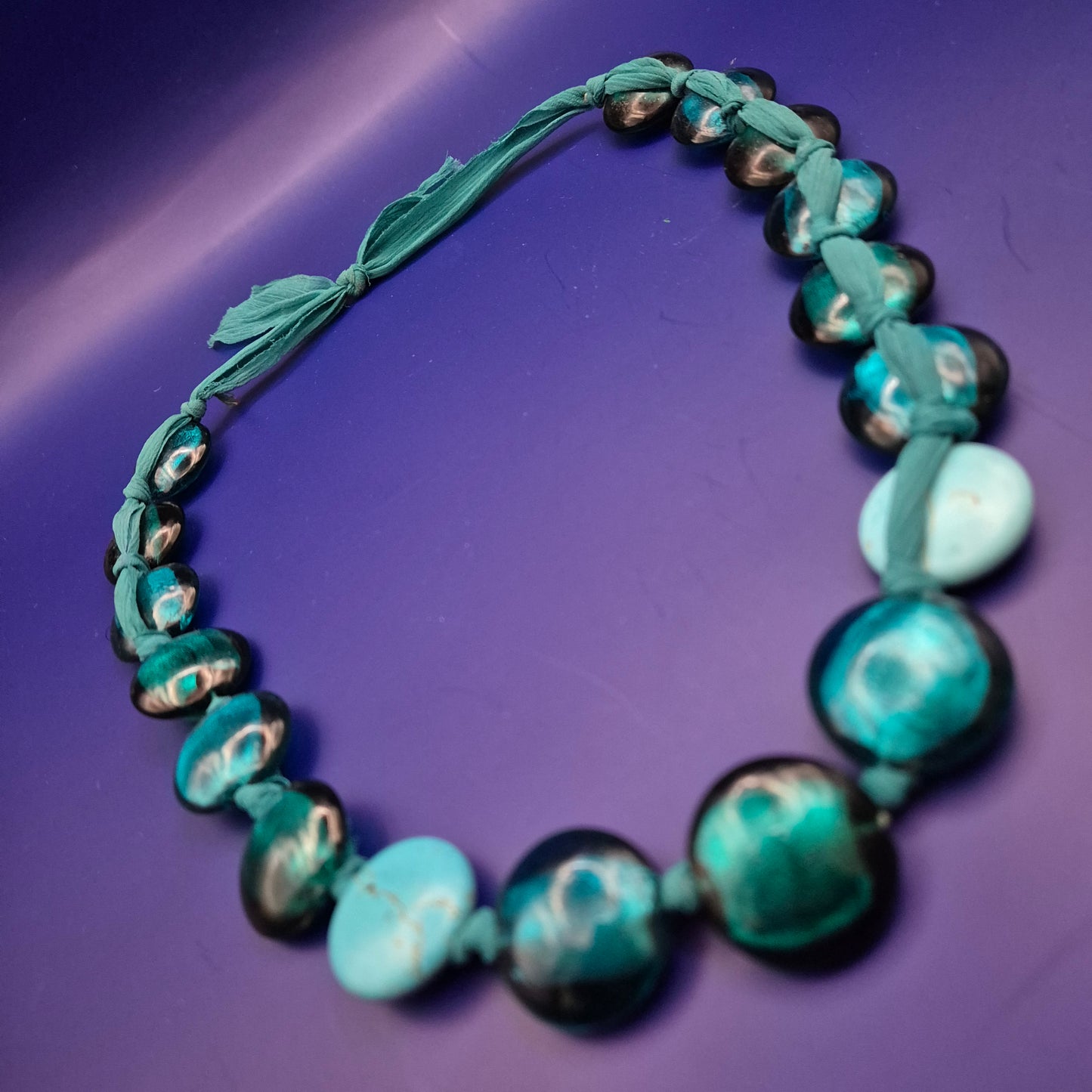 Statement-Kette – Türkise Acrylperlen mit Textilband