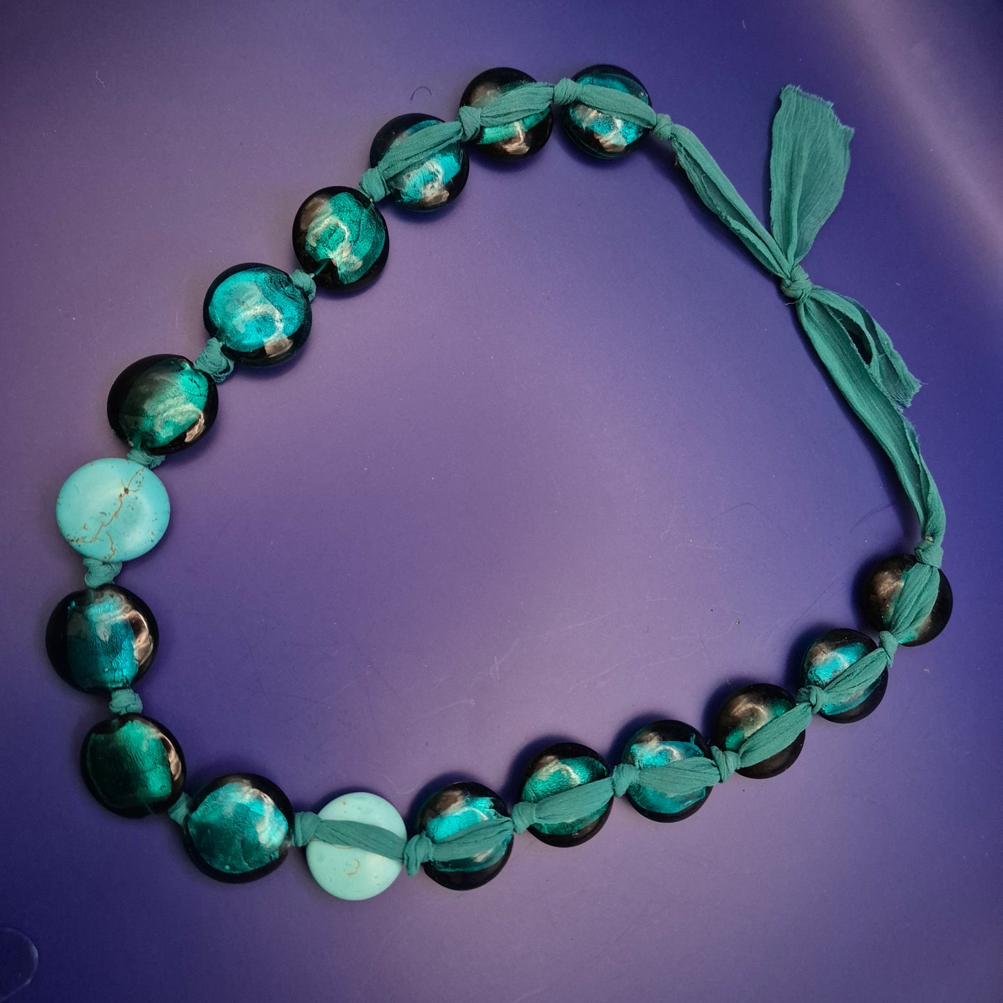 Statement-Kette – Türkise Acrylperlen mit Textilband