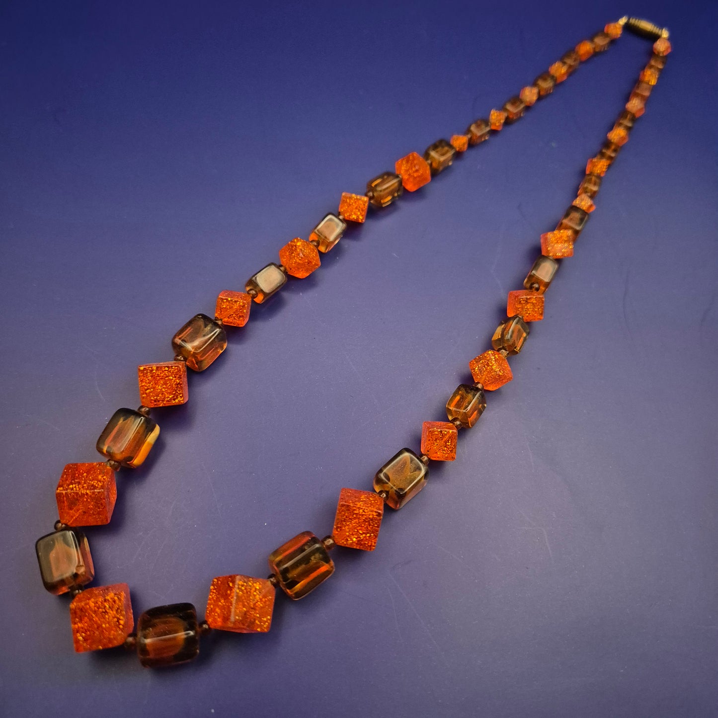 Bernsteinfarbene Würfel-Kette – Acryl mit Glitzer-Akzenten