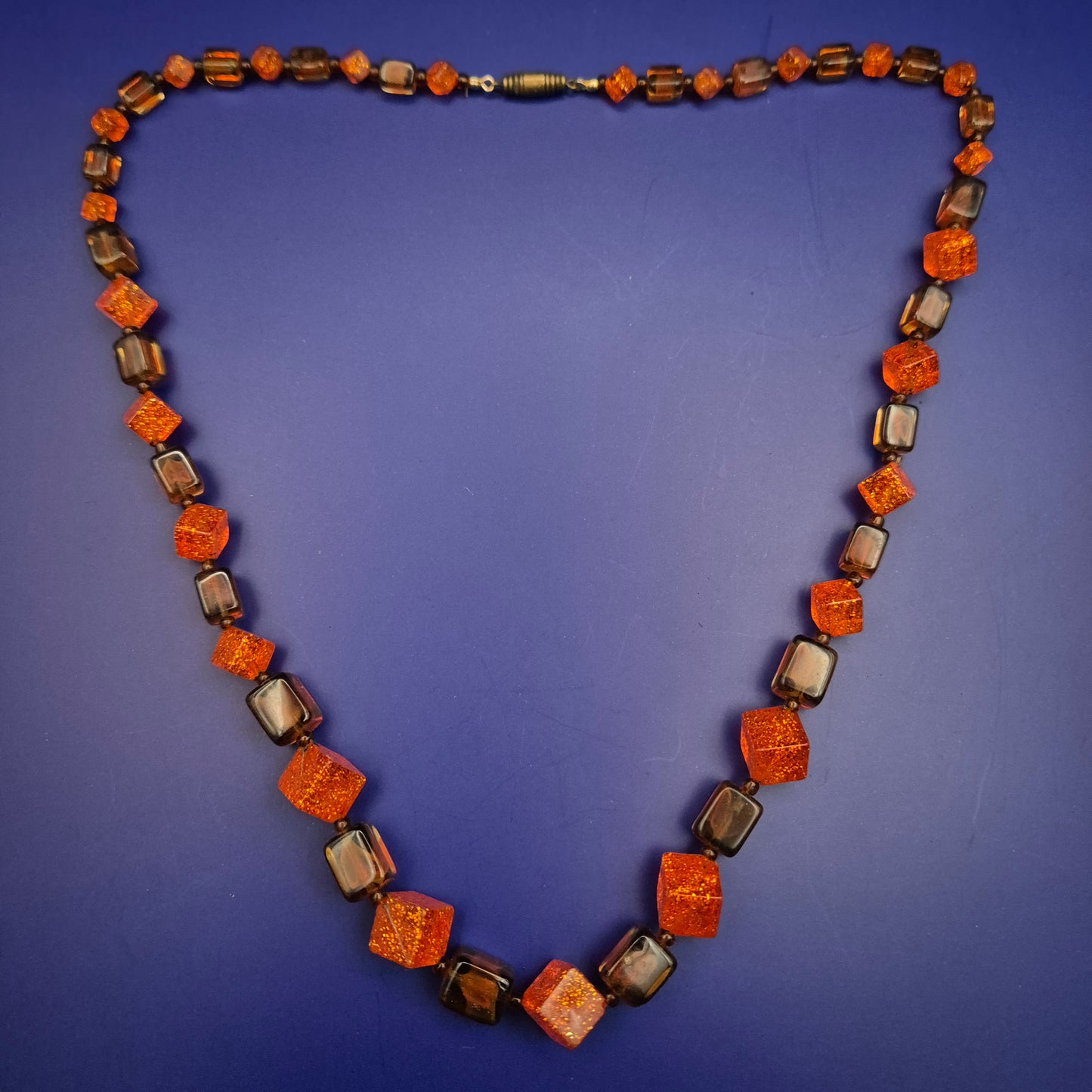 Bernsteinfarbene Würfel-Kette – Acryl mit Glitzer-Akzenten