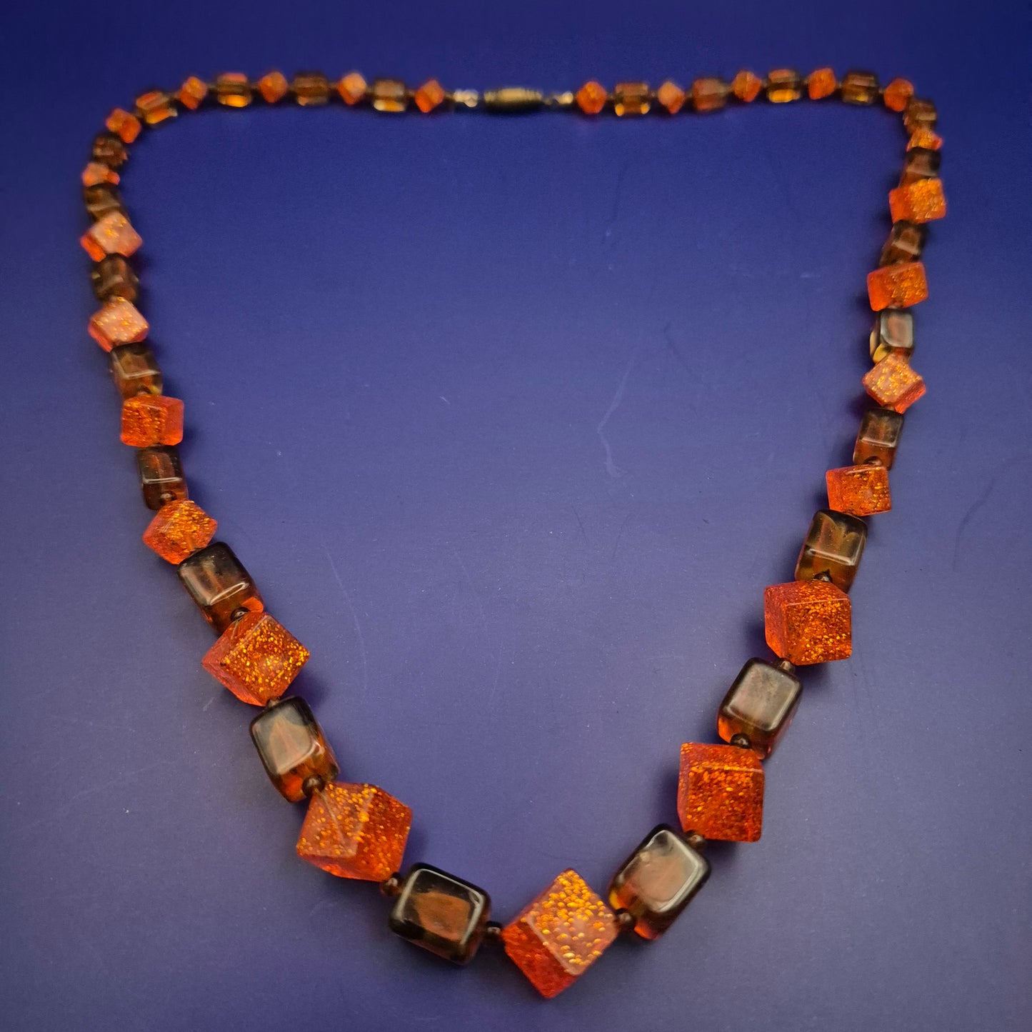Bernsteinfarbene Würfel-Kette – Acryl mit Glitzer-Akzenten