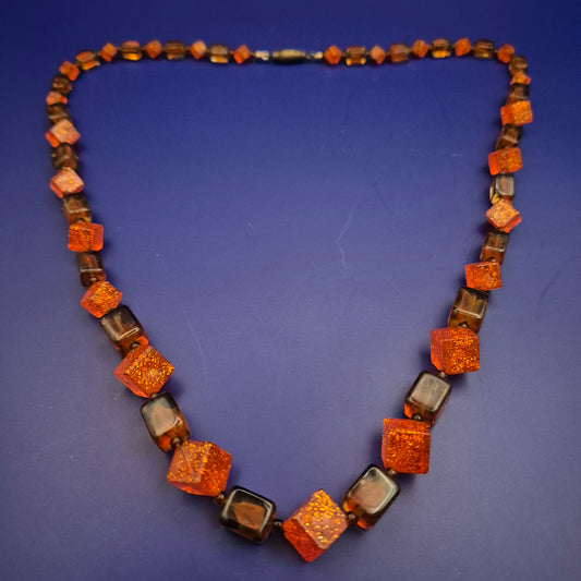 Bernsteinfarbene Würfel-Kette – Acryl mit Glitzer-Akzenten
