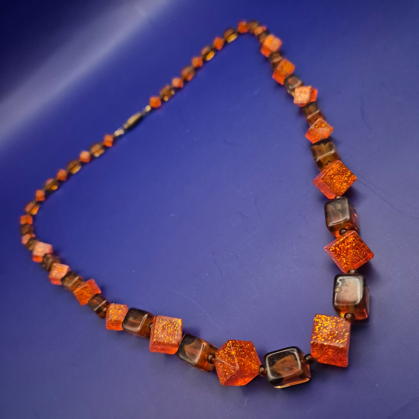 Bernsteinfarbene Würfel-Kette – Acryl mit Glitzer-Akzenten