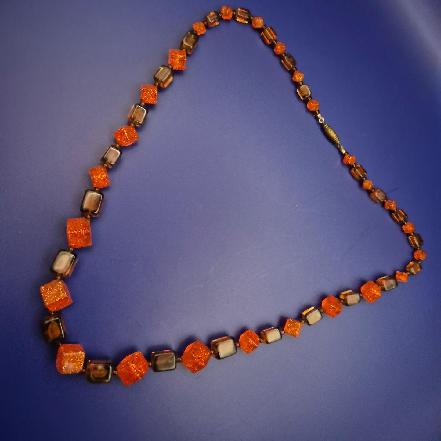 Bernsteinfarbene Würfel-Kette – Acryl mit Glitzer-Akzenten