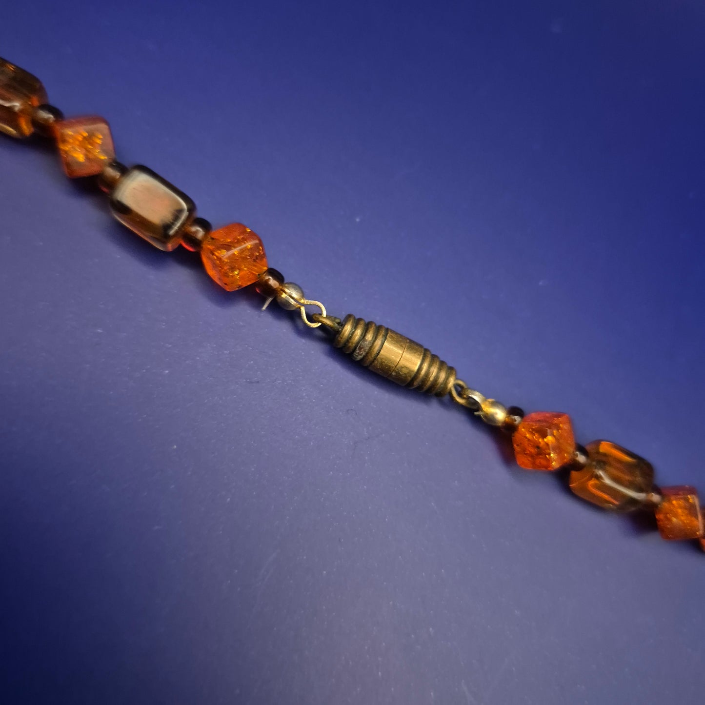 Bernsteinfarbene Würfel-Kette – Acryl mit Glitzer-Akzenten