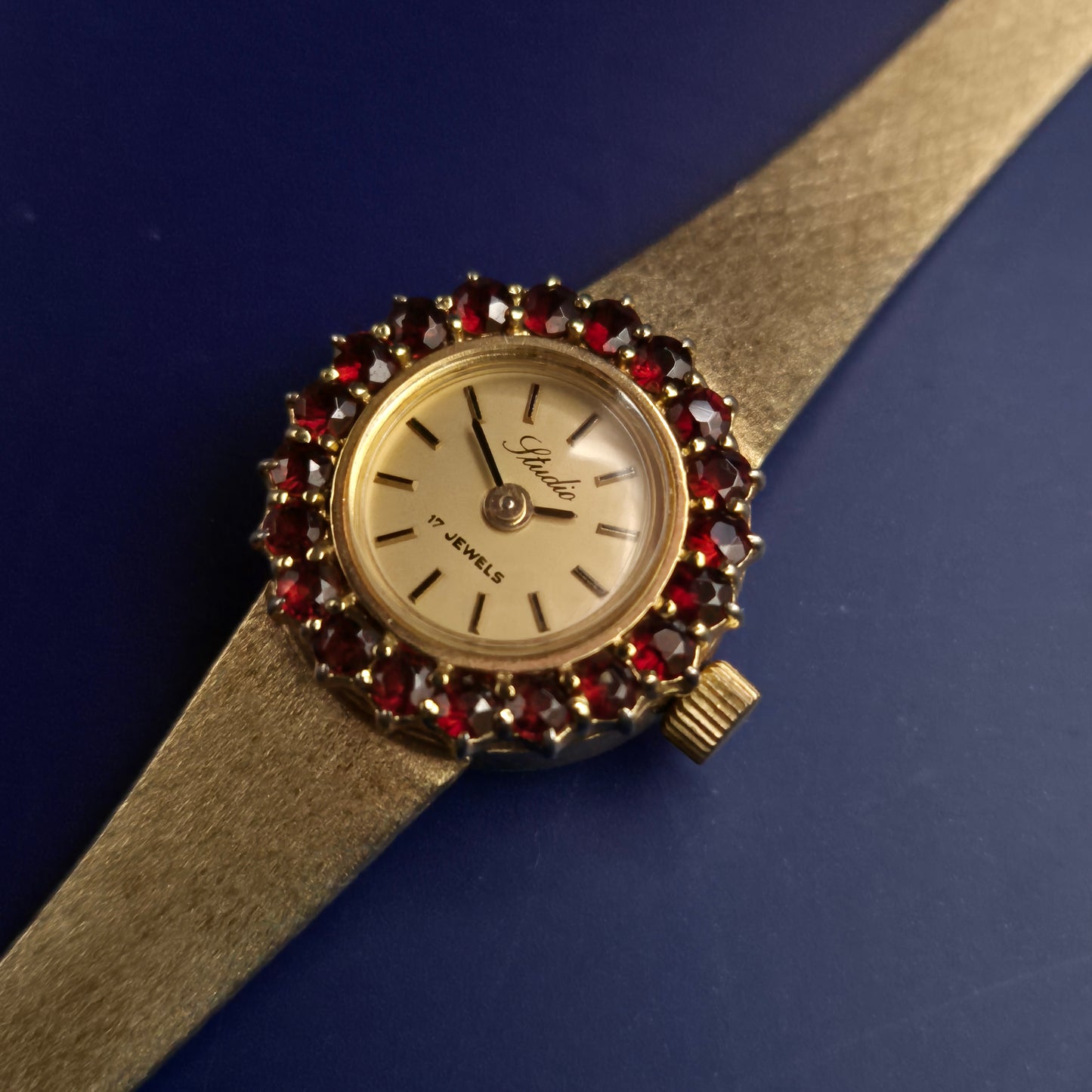 Vintage Slava Damen Uhr – Goldfarben & Granatbesatz