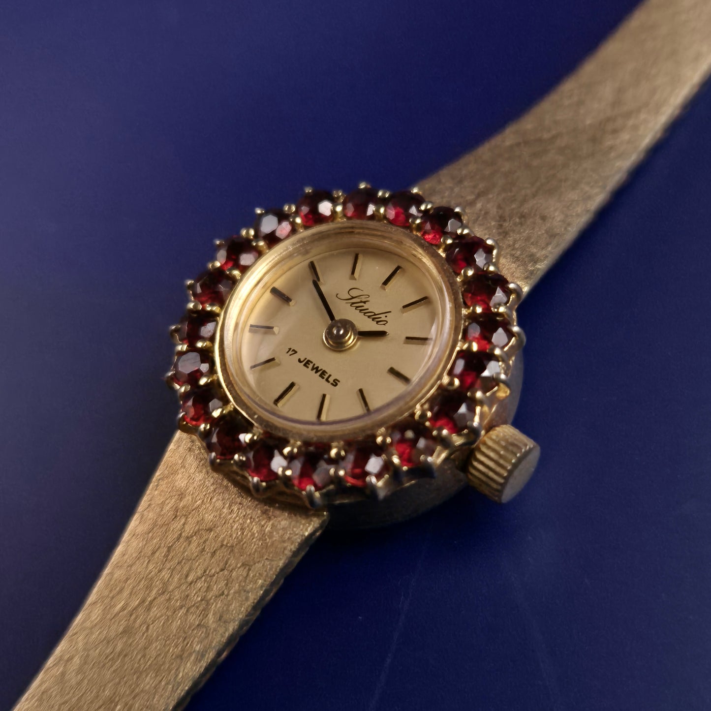 Vintage Slava Damen Uhr – Goldfarben & Granatbesatz
