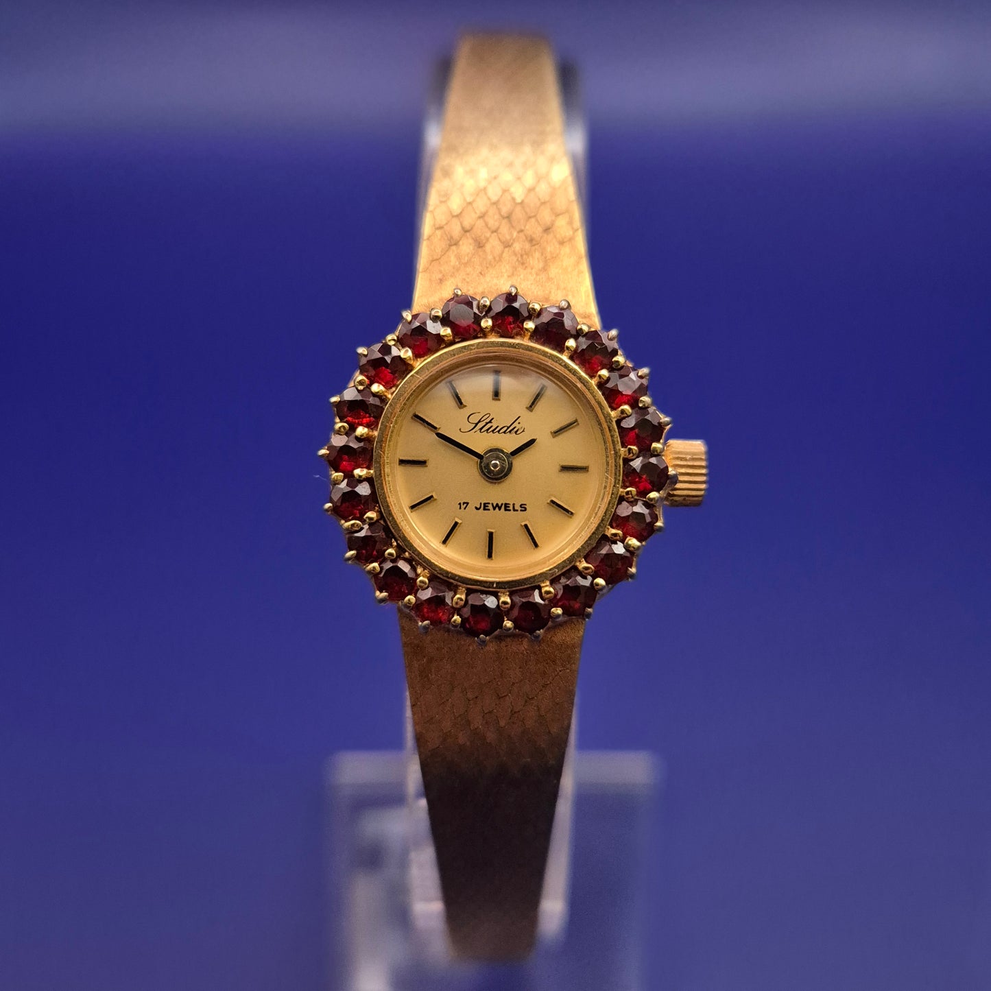 Vintage Slava Damen Uhr – Goldfarben & Granatbesatz