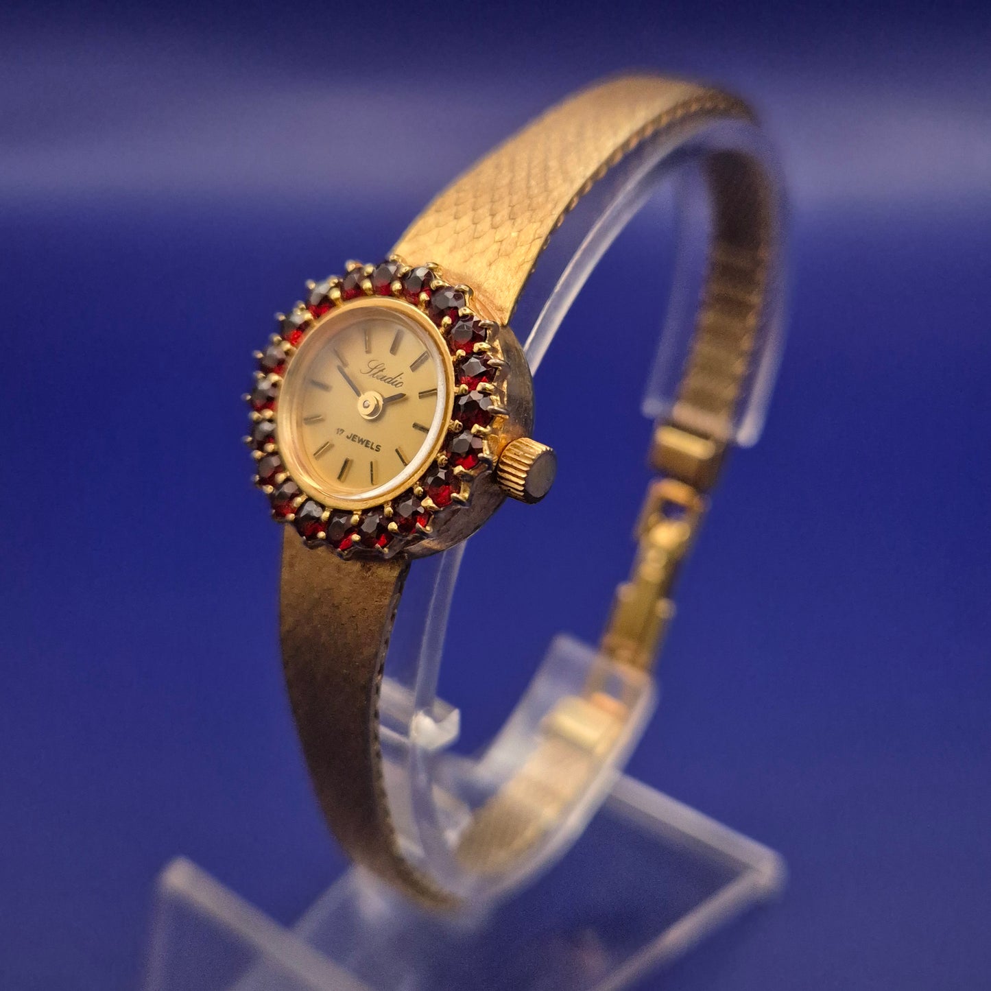 Vintage Slava Damen Uhr – Goldfarben & Granatbesatz