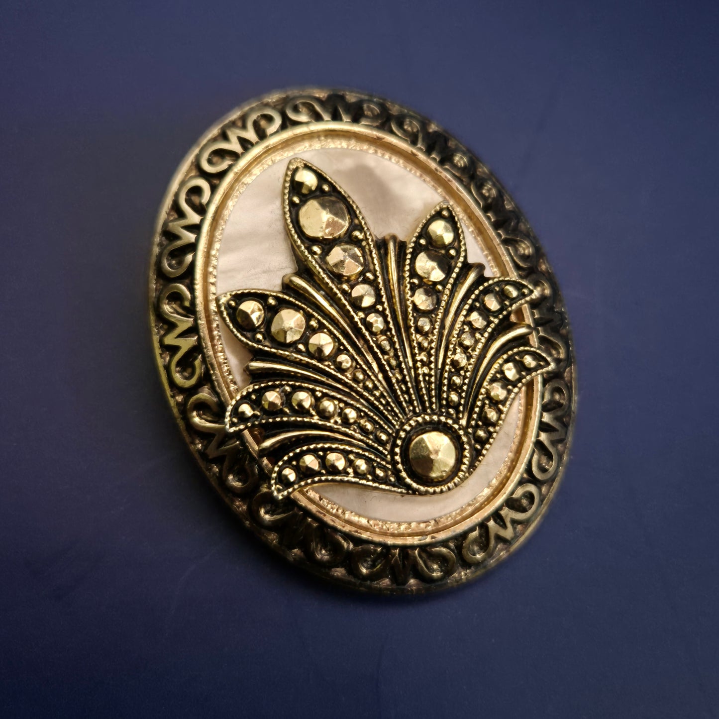 Vintage Brosche – Jugendstil-Fächer in Gold & Perlmutt