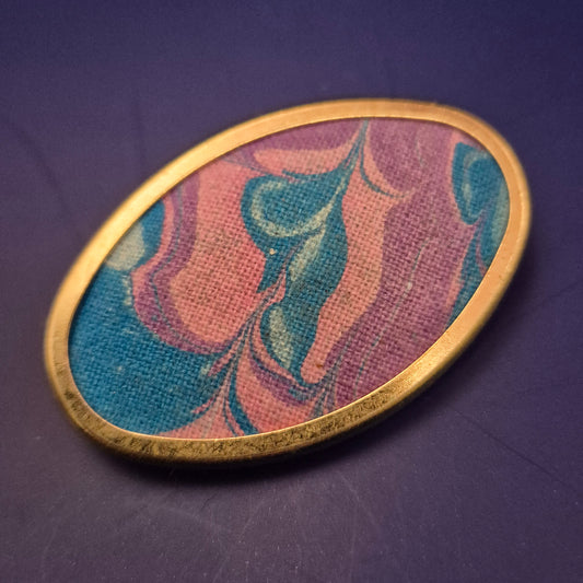 Vintage Brosche im Marmor-Stil – Farbenspiel in Blau und Pink