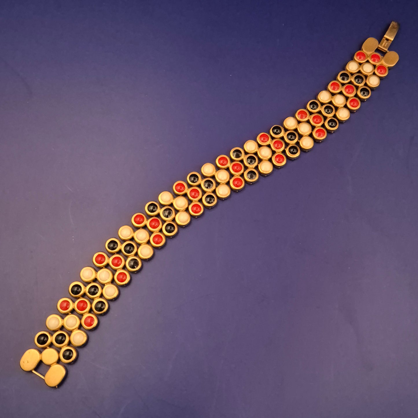 Elastisches Vintage Armband – Farbige Akzente in Goldfassung