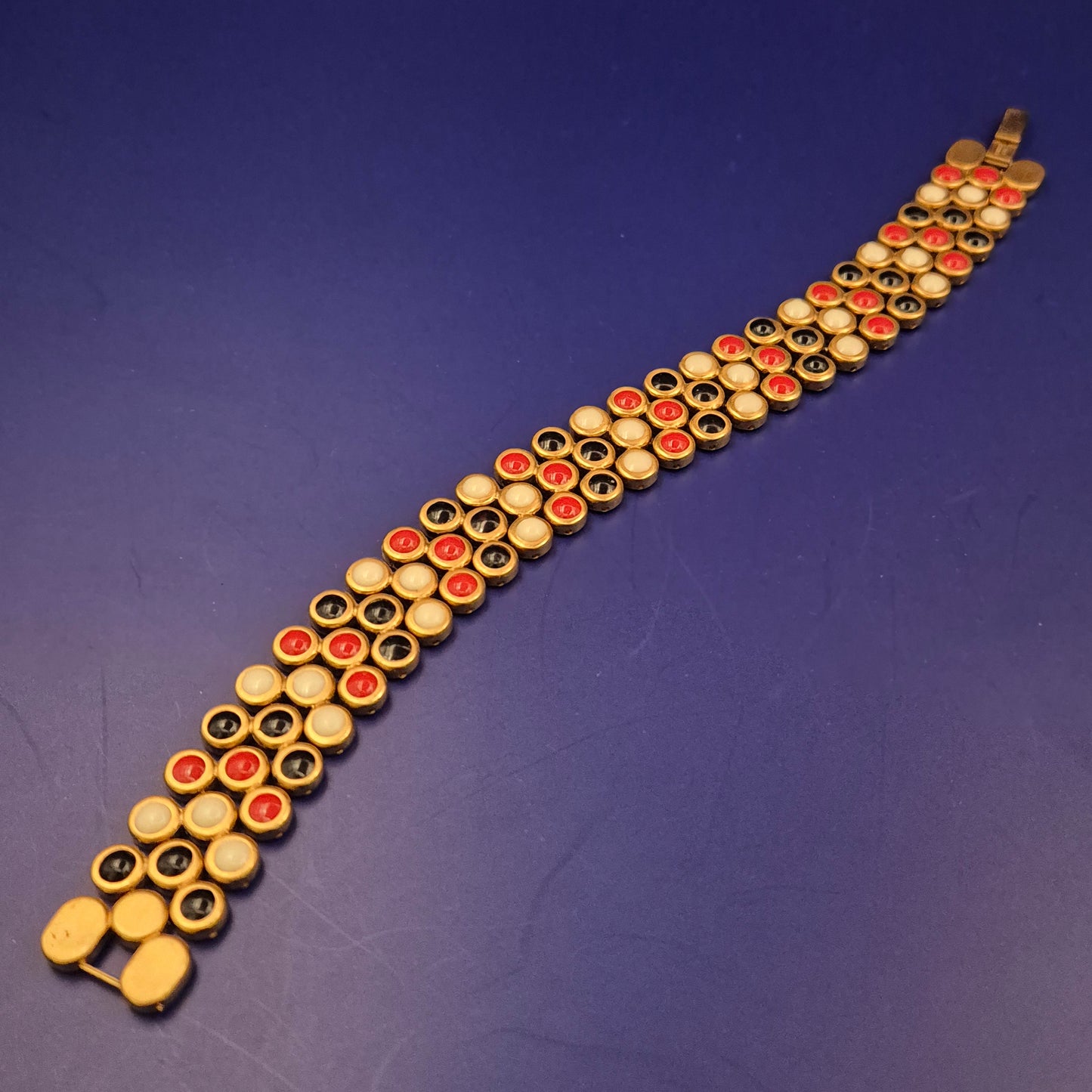 Elastisches Vintage Armband – Farbige Akzente in Goldfassung