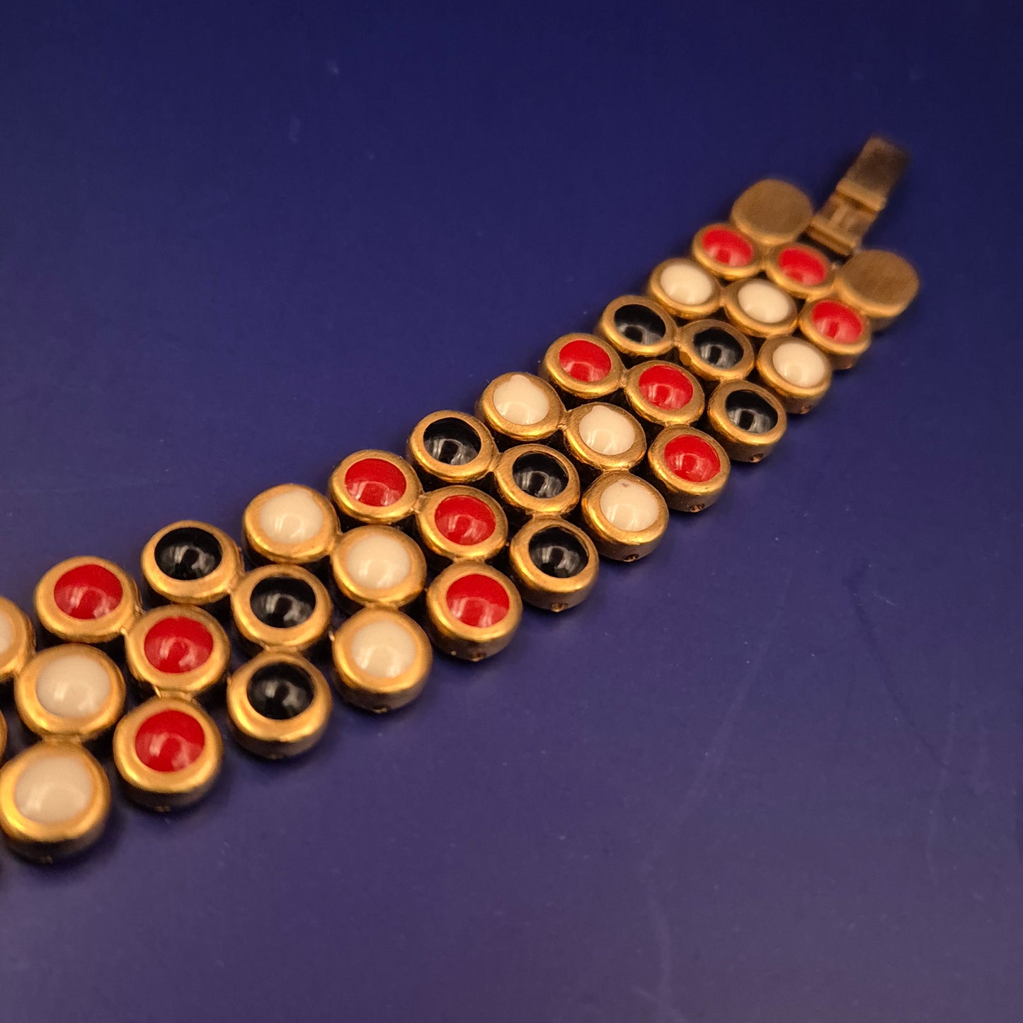 Elastisches Vintage Armband – Farbige Akzente in Goldfassung