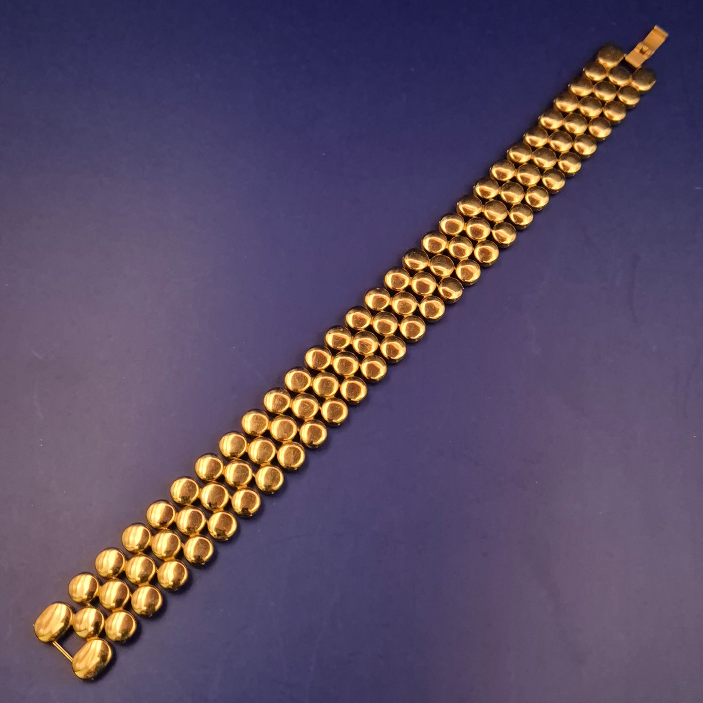 Elastisches Vintage Armband – Farbige Akzente in Goldfassung