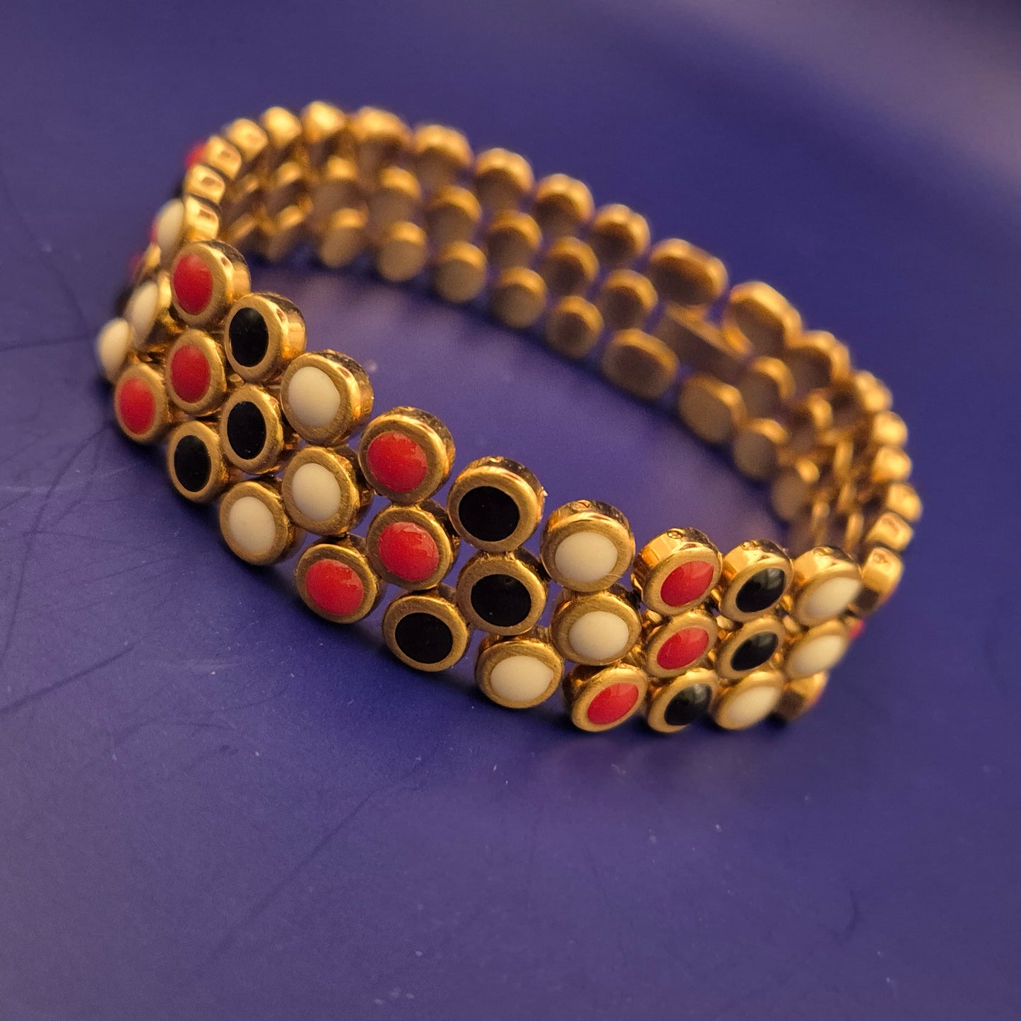 Elastisches Vintage Armband – Farbige Akzente in Goldfassung