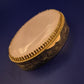 Ovale Vintage Schmuckdose – Goldfarbene Gravur mit Schmuckstein-Deckel