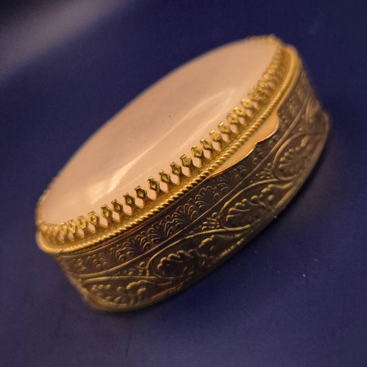 Ovale Vintage Schmuckdose – Goldfarbene Gravur mit Schmuckstein-Deckel