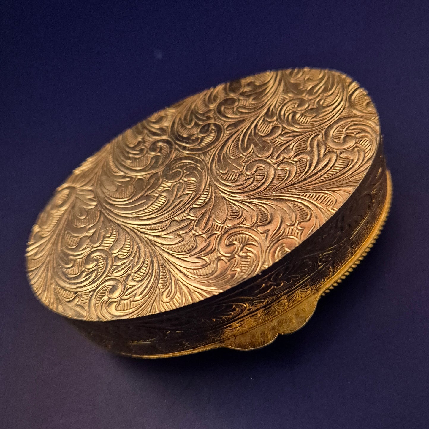 Ovale Vintage Schmuckdose – Goldfarbene Gravur mit Schmuckstein-Deckel