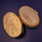 Ovale Vintage Schmuckdose – Goldfarbene Gravur mit Schmuckstein-Deckel