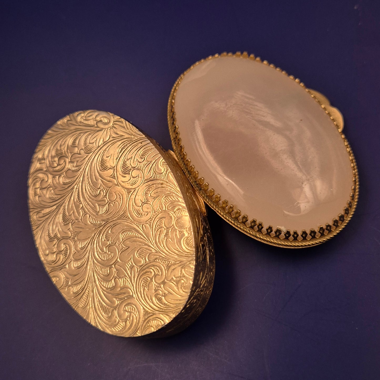 Ovale Vintage Schmuckdose – Goldfarbene Gravur mit Schmuckstein-Deckel