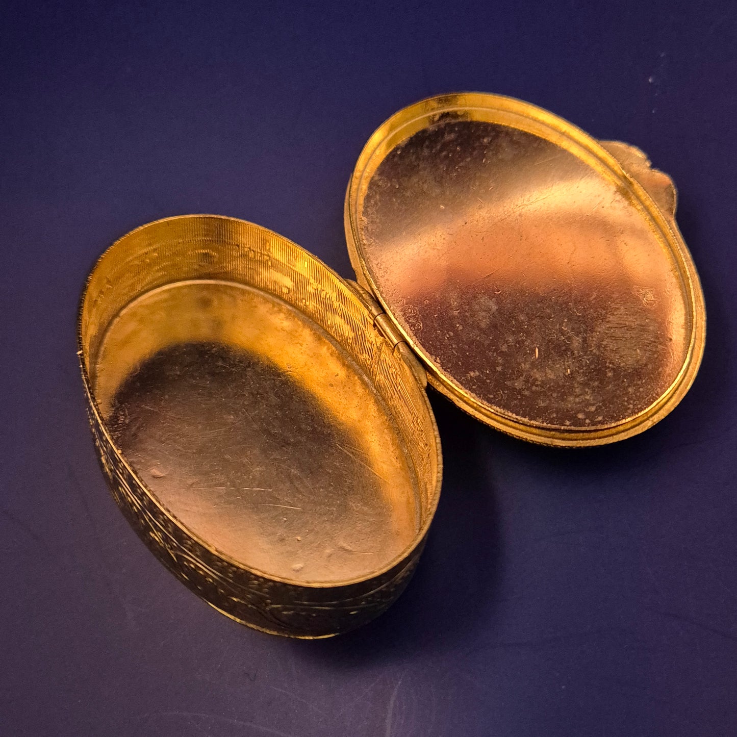 Ovale Vintage Schmuckdose – Goldfarbene Gravur mit Schmuckstein-Deckel