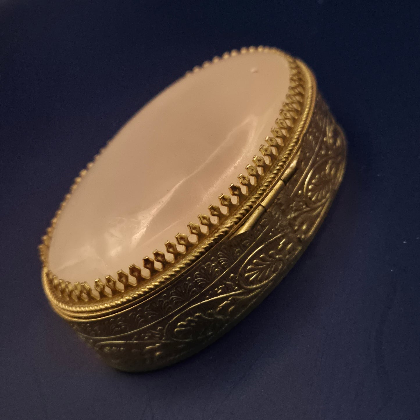 Ovale Vintage Schmuckdose – Goldfarbene Gravur mit Schmuckstein-Deckel