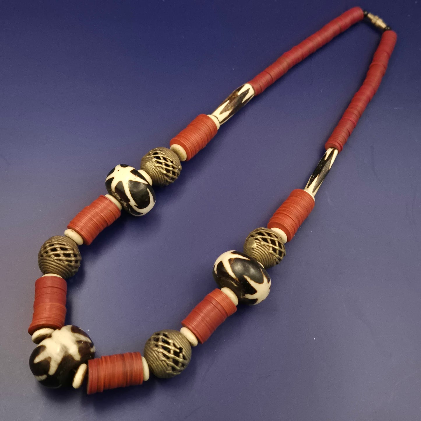 Ethno Halskette mit großen Perlen – Handgefertigter Tribal-Stil