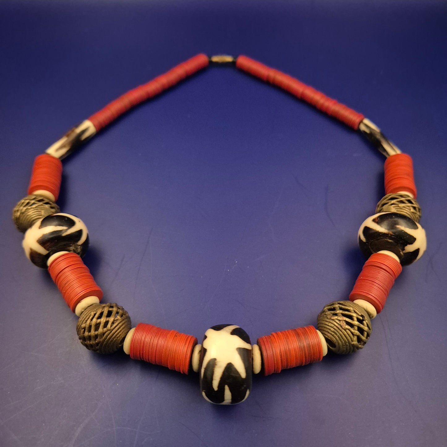 Ethno Halskette mit großen Perlen – Handgefertigter Tribal-Stil