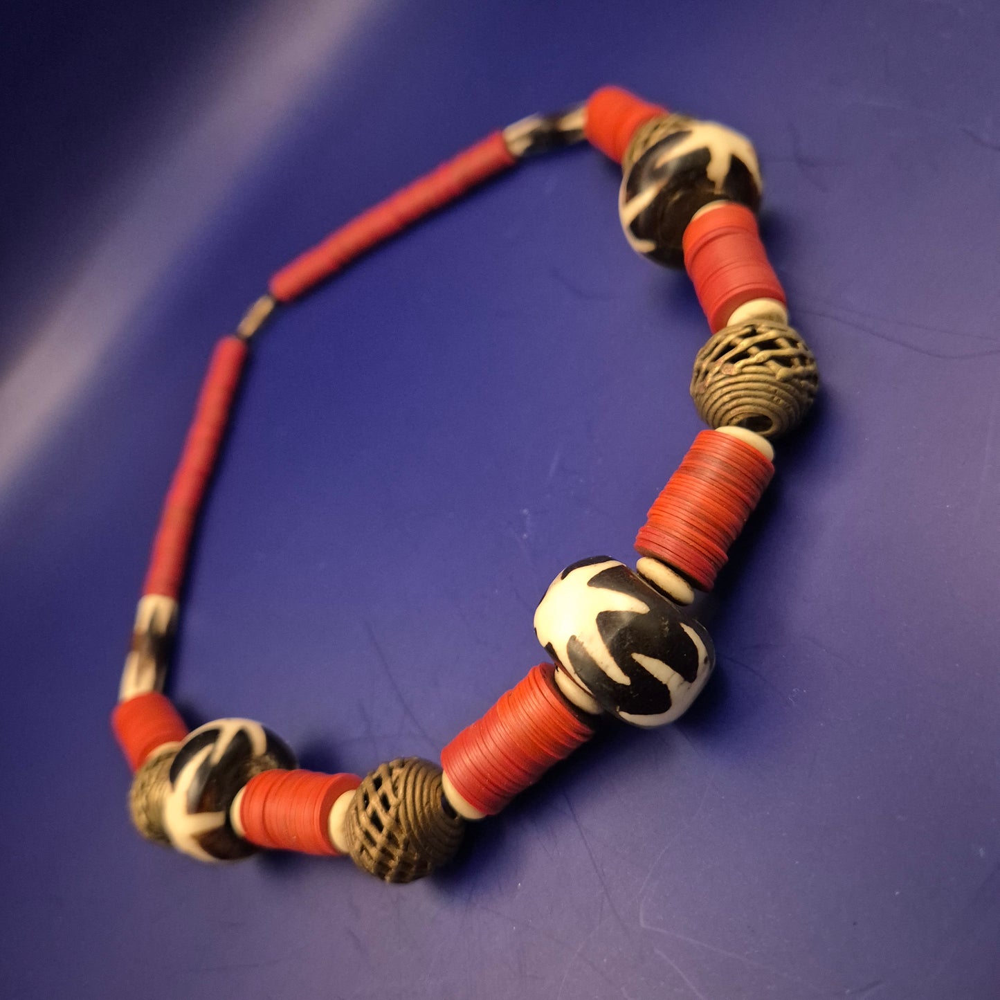 Ethno Halskette mit großen Perlen – Handgefertigter Tribal-Stil