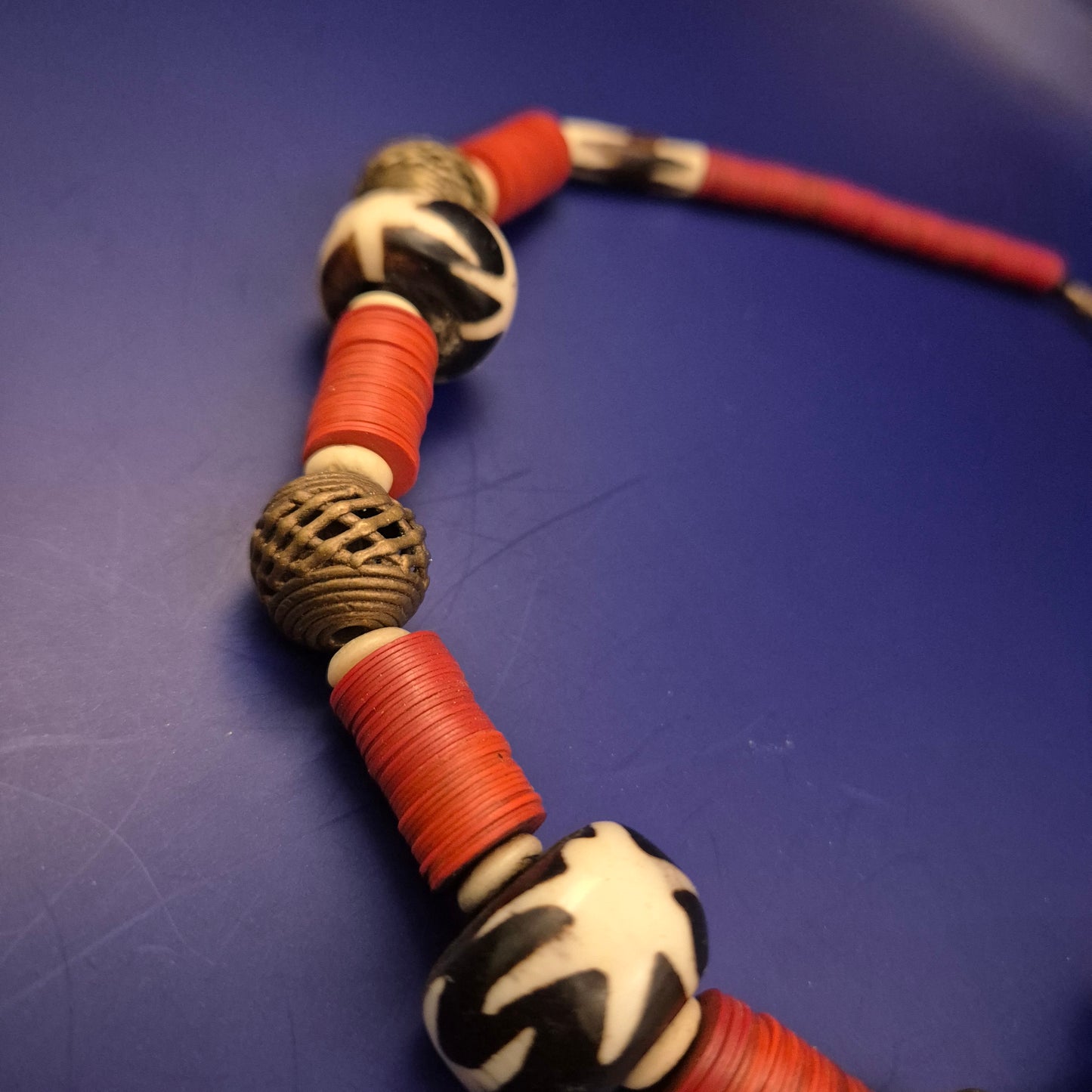 Ethno Halskette mit großen Perlen – Handgefertigter Tribal-Stil