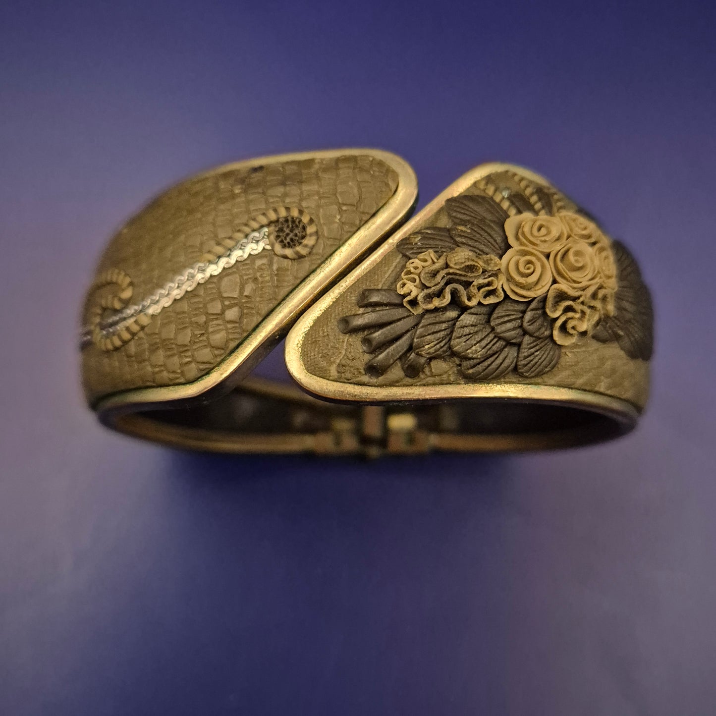 Vintage Armreif mit floralen Details – Strukturierte Lederoptik in Oliv