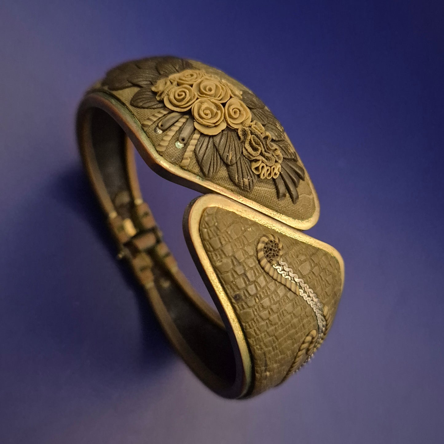 Vintage Armreif mit floralen Details – Strukturierte Lederoptik in Oliv