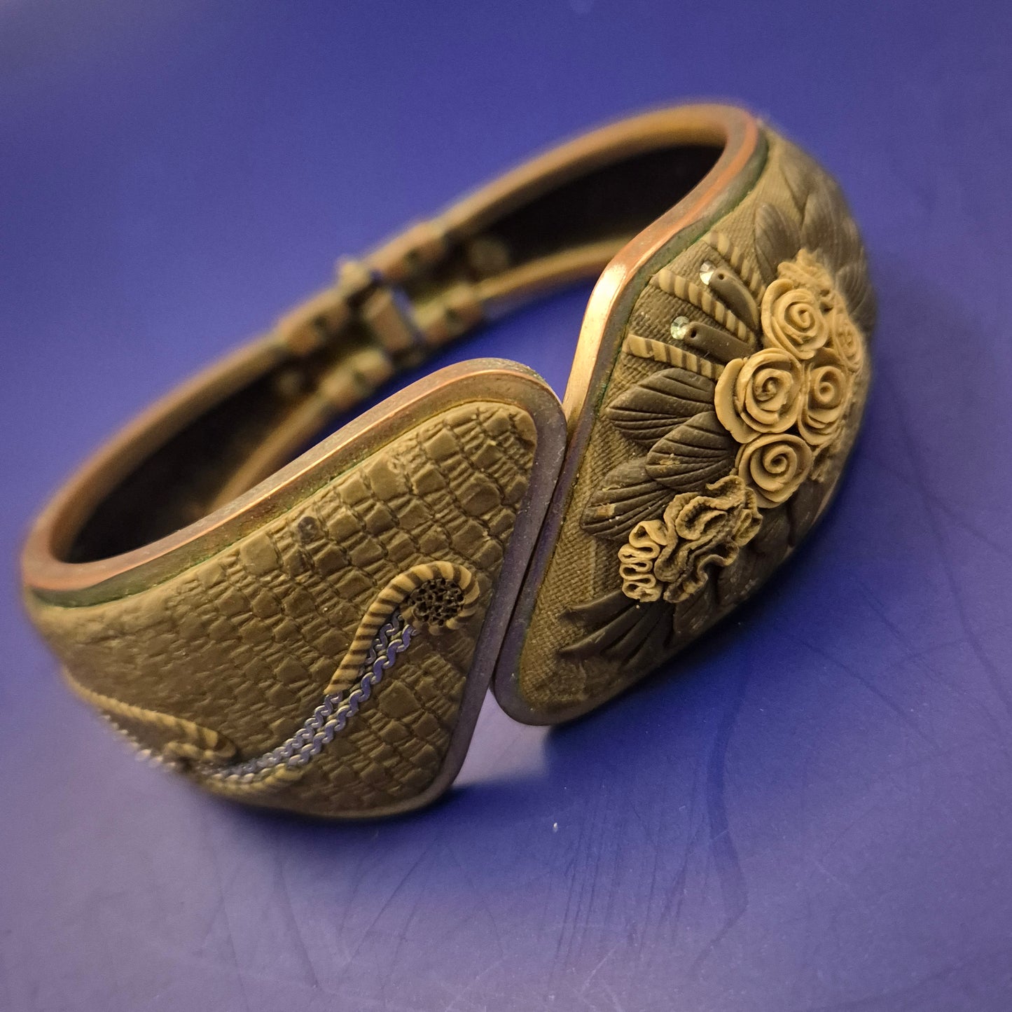 Vintage Armreif mit floralen Details – Strukturierte Lederoptik in Oliv