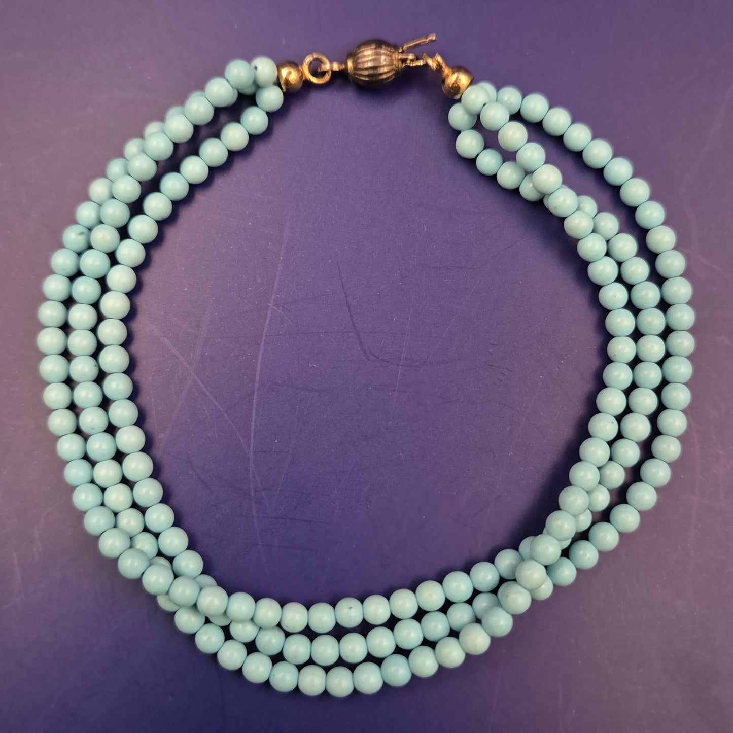 Dreireihige Perlen Halskette – Zartes Türkis für einen frischen Look