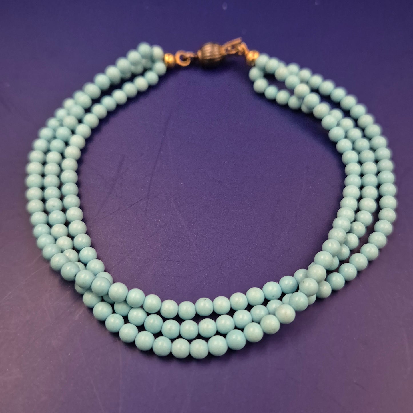 Dreireihige Perlen Halskette – Zartes Türkis für einen frischen Look