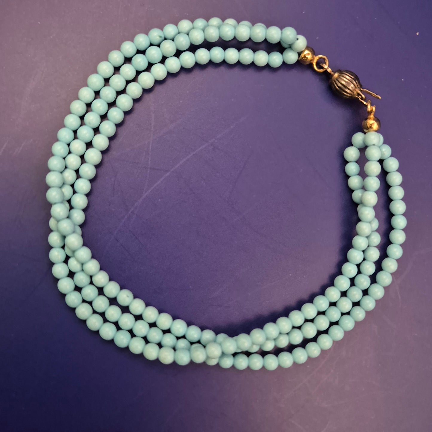 Dreireihige Perlen Halskette – Zartes Türkis für einen frischen Look