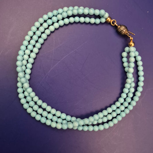 Dreireihige Perlen Halskette – Zartes Türkis für einen frischen Look