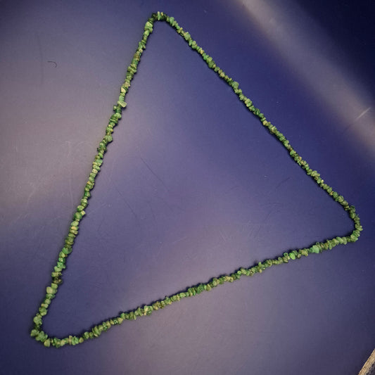 Grüne Türkis-Chips Halskette – Handgefertigt im Naturstein-Look