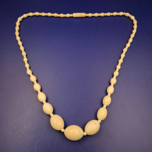 Vintage Elfenbeinfarbene Halskette – Klassische Perlen in Tropfenform