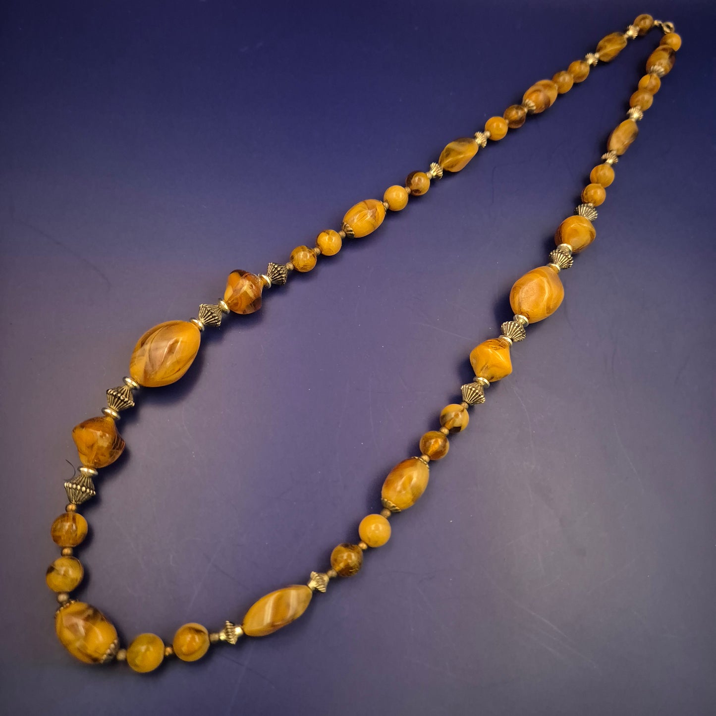 Elegante Bernsteinoptik Damen Kette – Warme Töne und Vintage-Charme