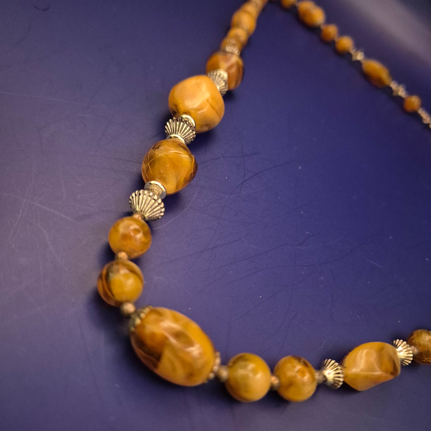 Elegante Bernsteinoptik Damen Kette – Warme Töne und Vintage-Charme