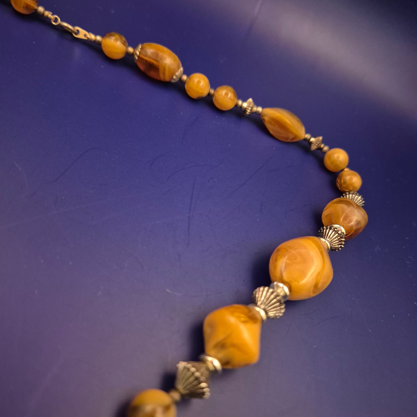 Elegante Bernsteinoptik Damen Kette – Warme Töne und Vintage-Charme