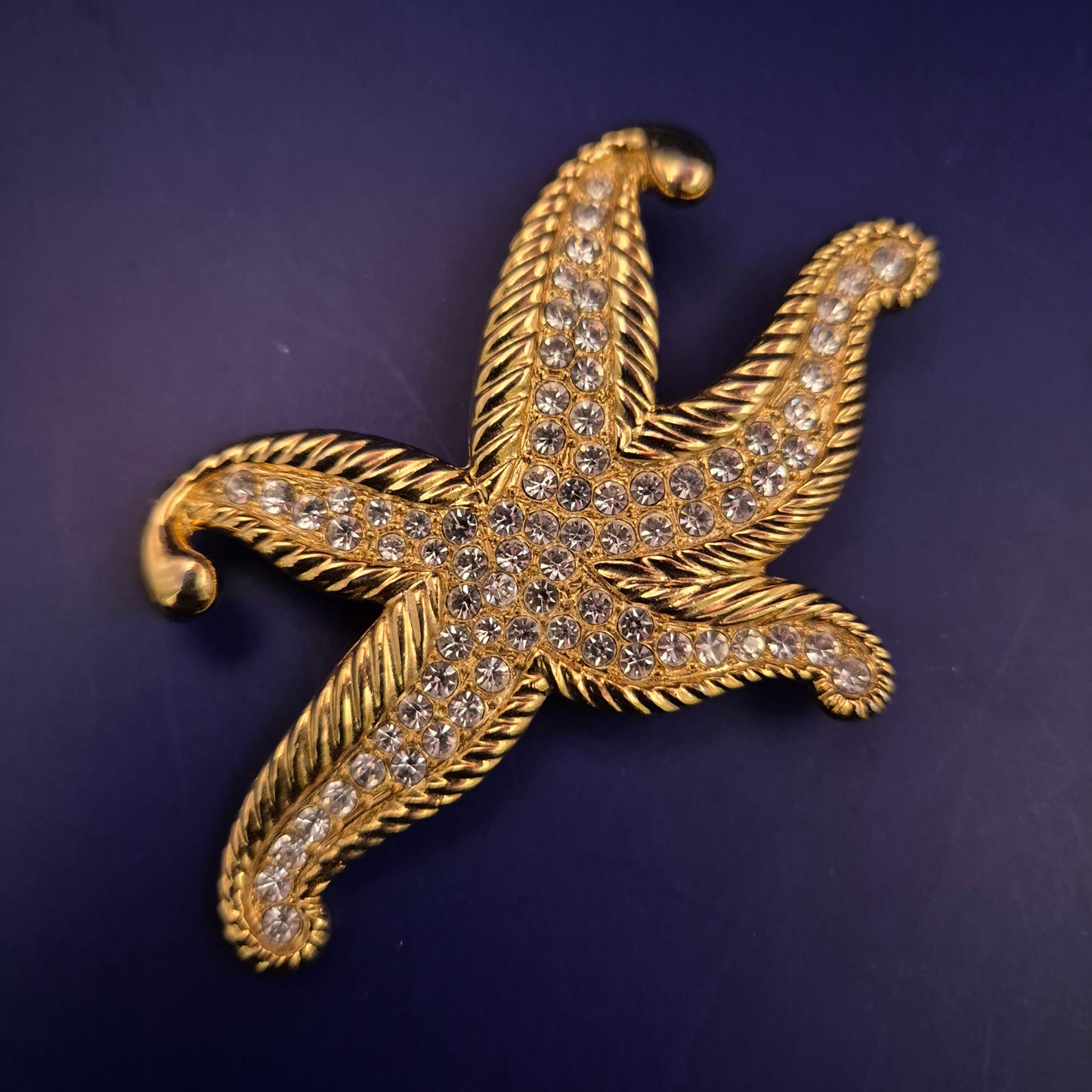 Elegante Seestern Brosche – Vergoldet mit funkelnden Strasssteinen