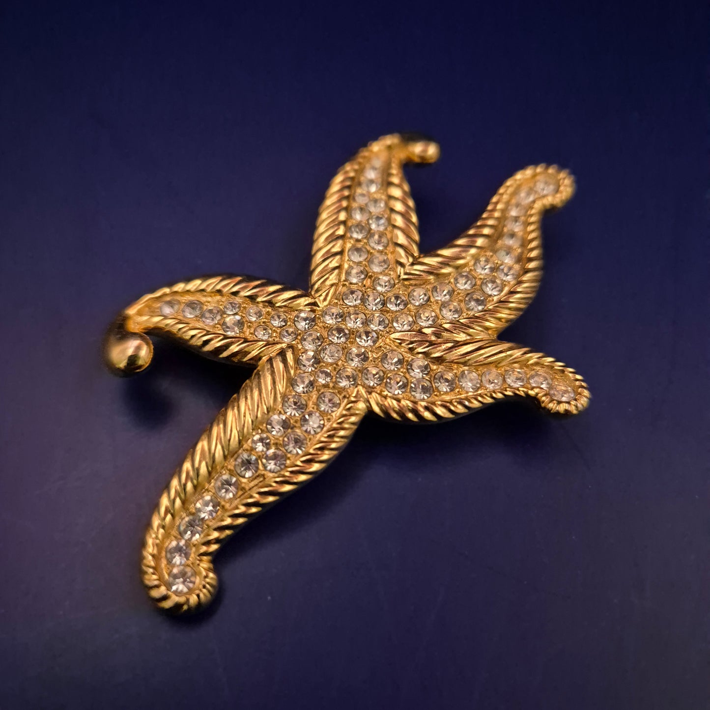 Elegante Seestern Brosche – Vergoldet mit funkelnden Strasssteinen